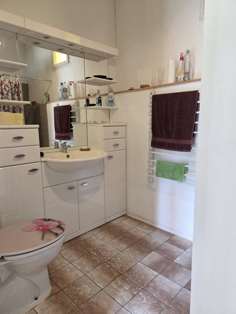 Fürdőszoba mosdóval és WC-vel