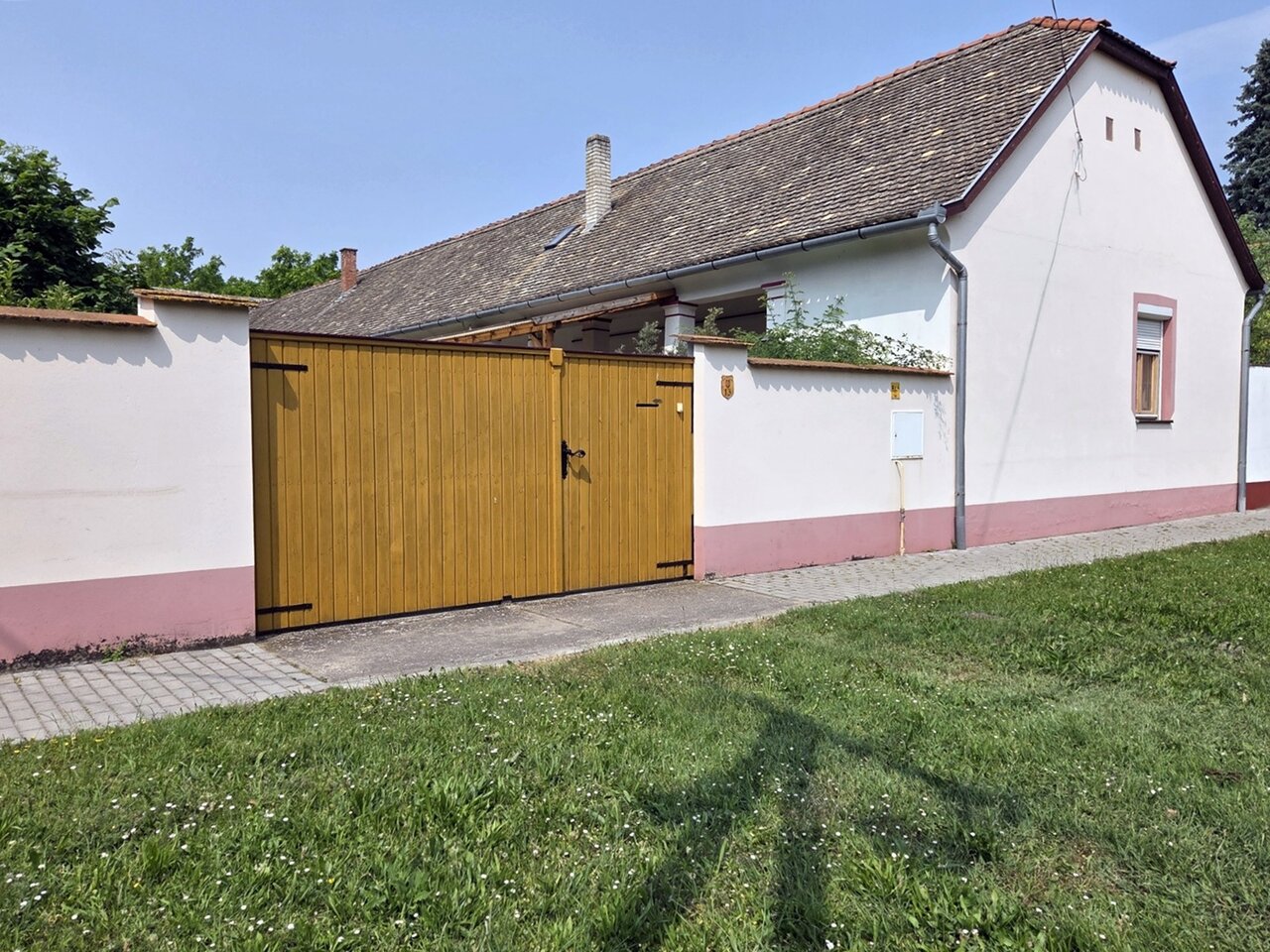 Utcai homlokzat kapuval